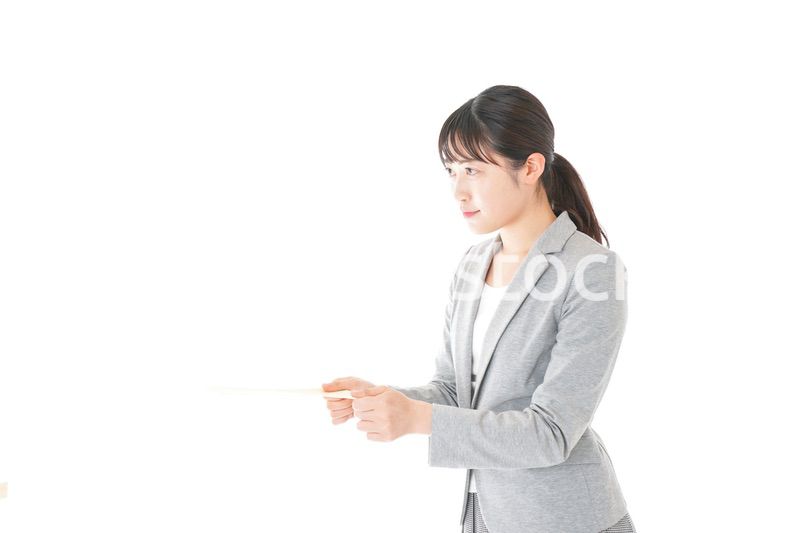 書類を提出する若いビジネスウーマン