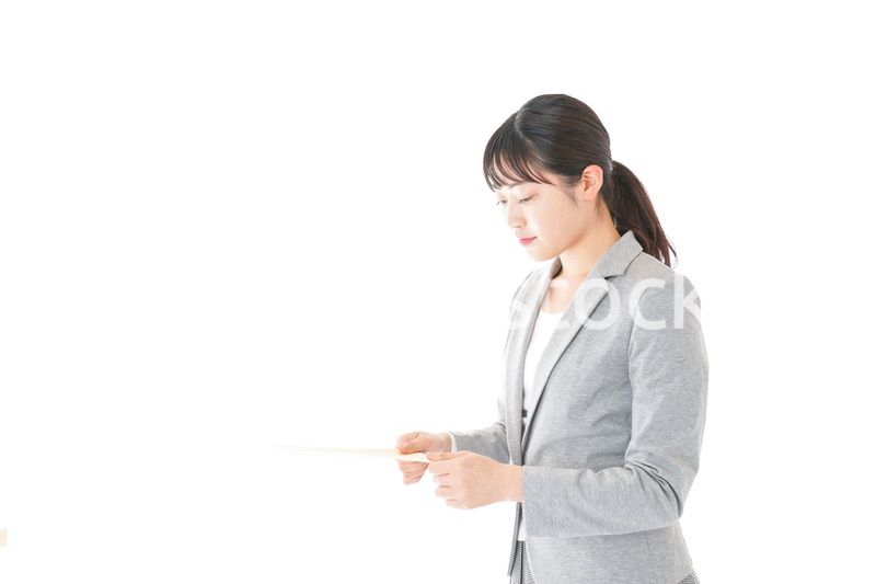 書類を提出する若いビジネスウーマン