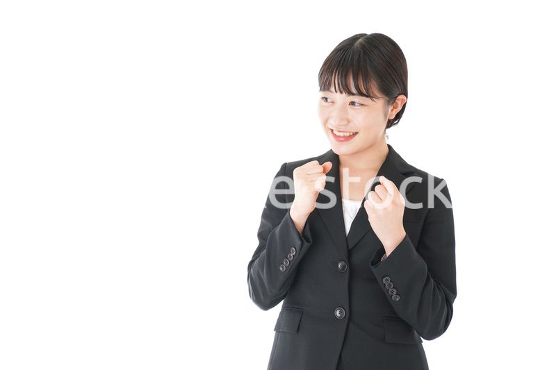 ガッツポーズをするビジネスウーマン
