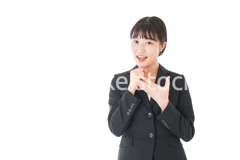 ガッツポーズをするビジネスウーマン