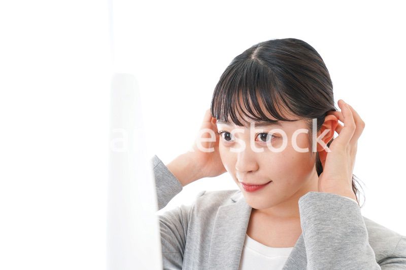 身だしなみを整えるビジネスウーマン