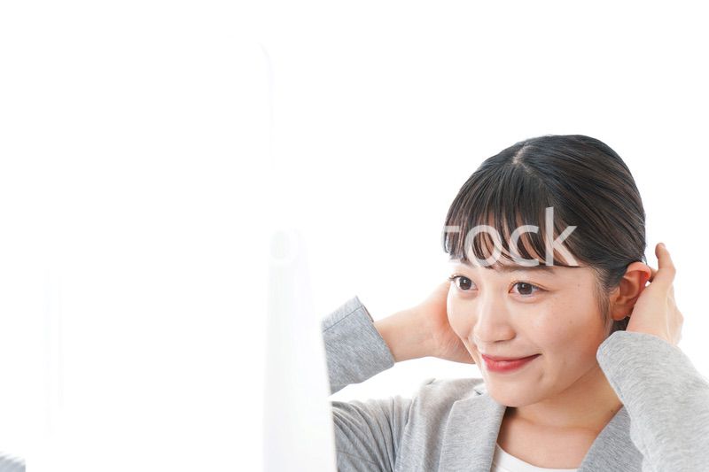 身だしなみを整えるビジネスウーマン