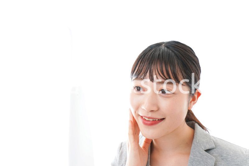 身だしなみを整えるビジネスウーマン