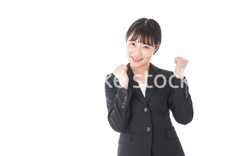 ガッツポーズをするビジネスウーマン
