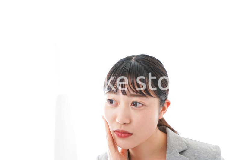 身だしなみを整えるビジネスウーマン