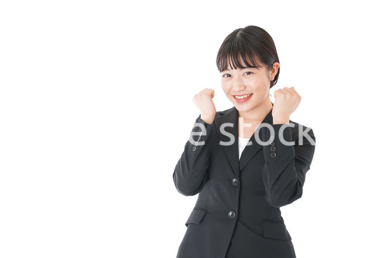 ガッツポーズをするビジネスウーマン