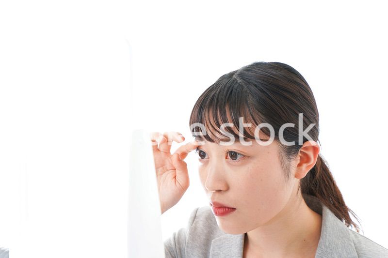 身だしなみを整えるビジネスウーマン