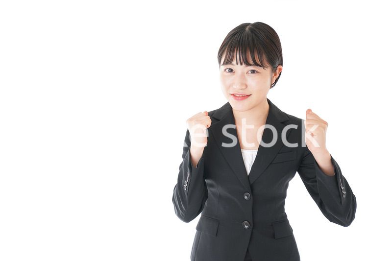 ガッツポーズをするビジネスウーマン