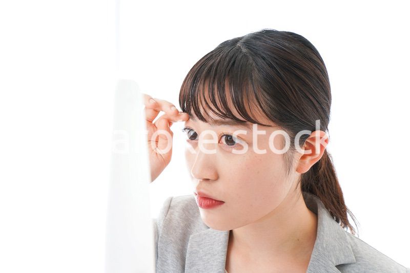 身だしなみを整えるビジネスウーマン