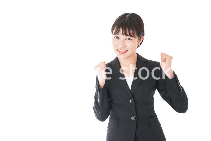 ガッツポーズをするビジネスウーマン