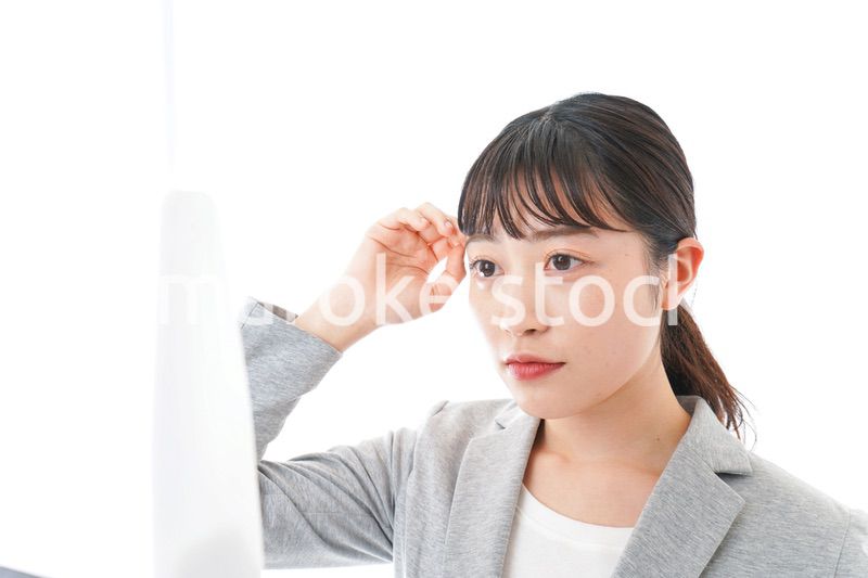 身だしなみを整えるビジネスウーマン