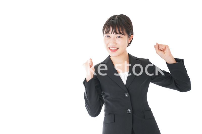 ガッツポーズをするビジネスウーマン