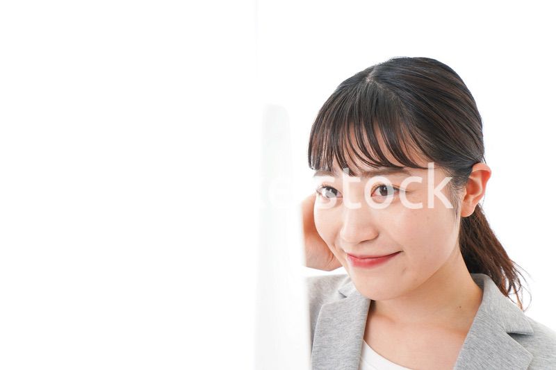 ヘアスタイルを整えるビジネスウーマン