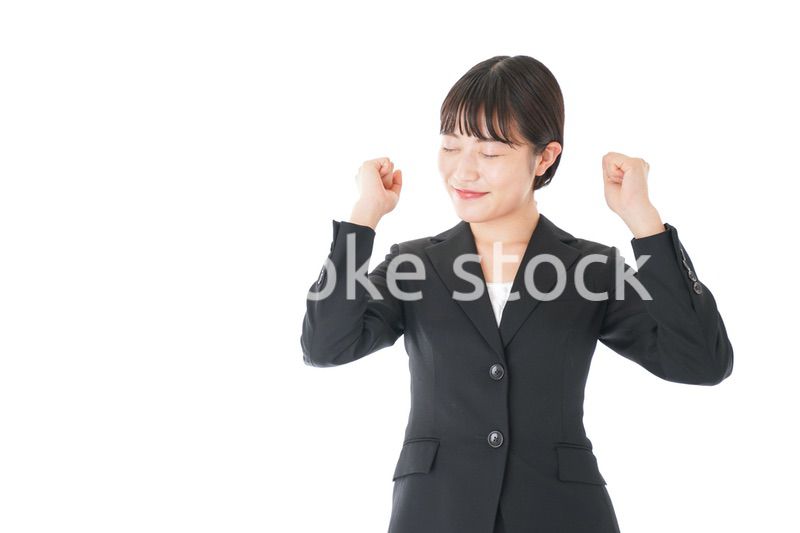 ガッツポーズをするビジネスウーマン
