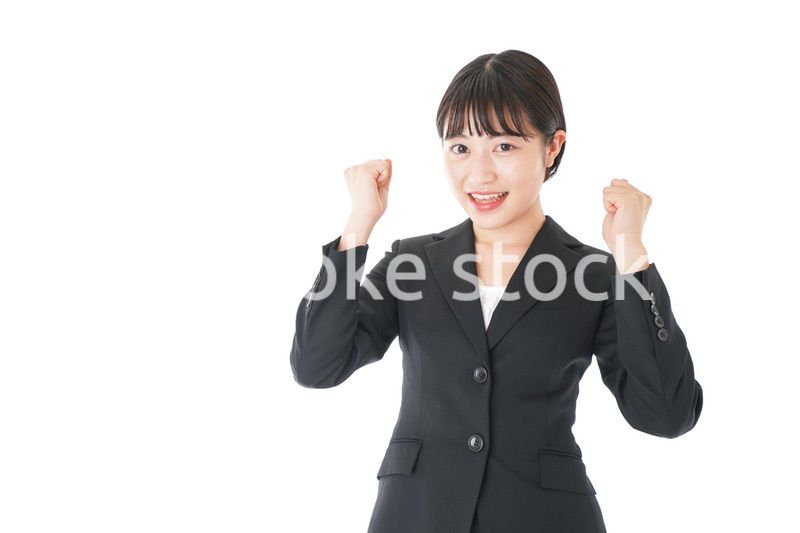 ガッツポーズをするビジネスウーマン