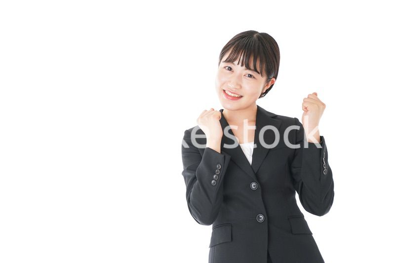 ガッツポーズをするビジネスウーマン