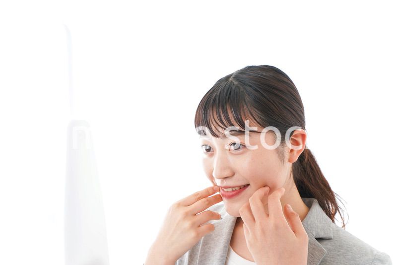 身だしなみを整えるビジネスウーマン