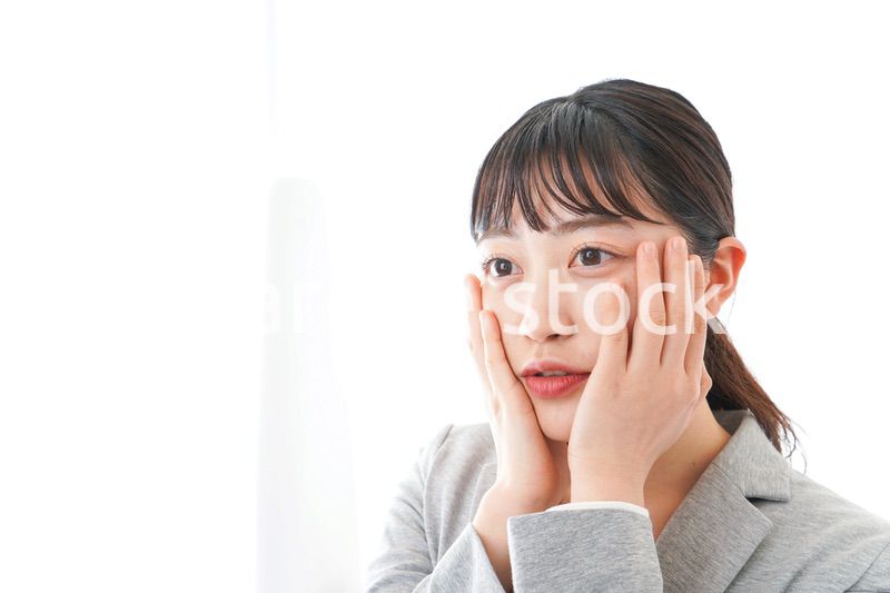 身だしなみを整えるビジネスウーマン