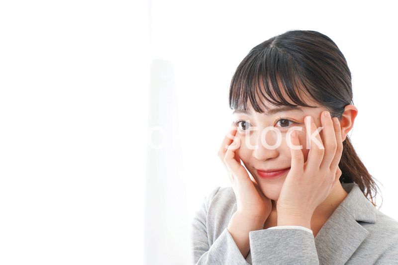 身だしなみを整えるビジネスウーマン