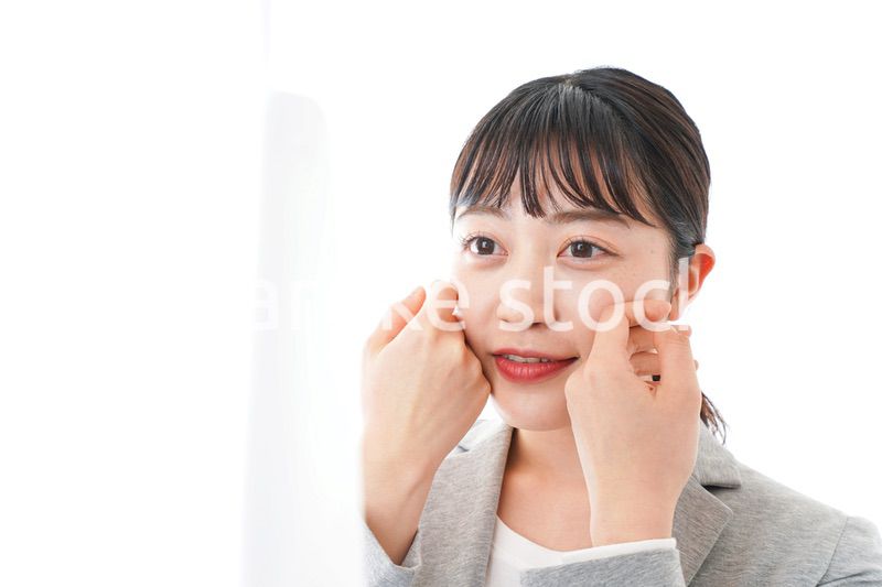 身だしなみを整えるビジネスウーマン