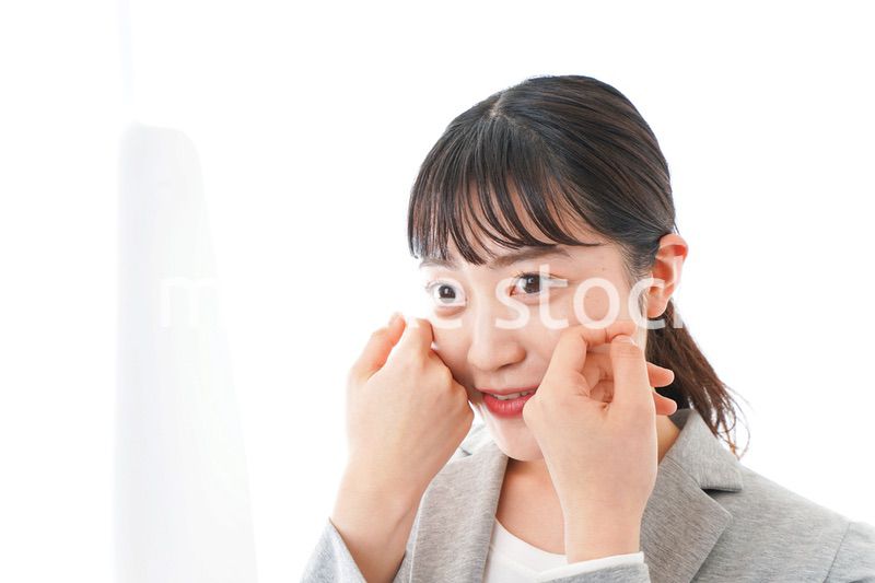 身だしなみを整えるビジネスウーマン