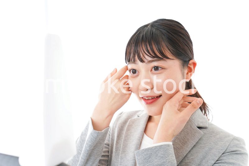 身だしなみを整えるビジネスウーマン