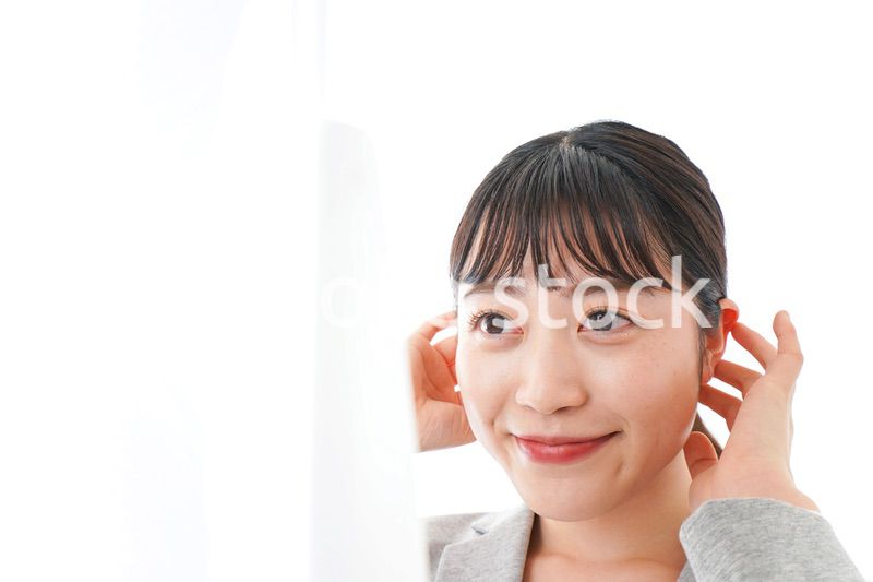 身だしなみを整えるビジネスウーマン