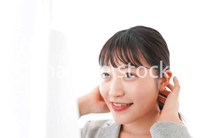 身だしなみを整えるビジネスウーマン