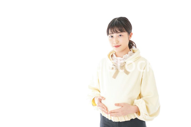 私服姿の若い妊婦の女性