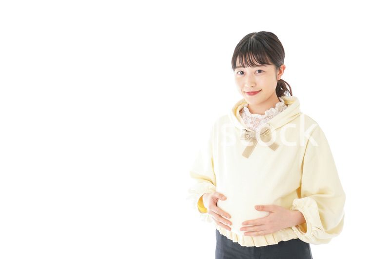 私服姿の若い妊婦の女性