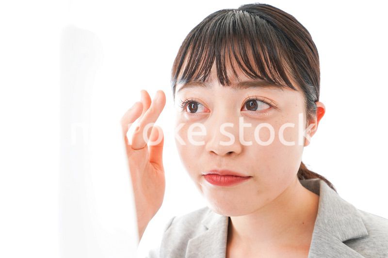 コンタクトレンズを入れるビジネスウーマン