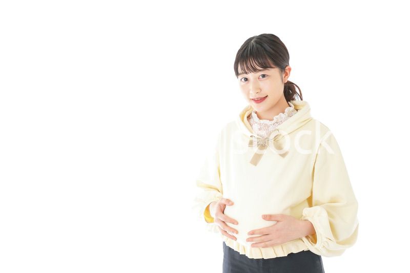 私服姿の若い妊婦の女性
