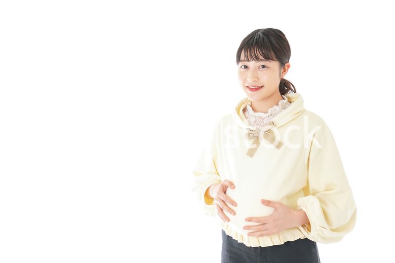 私服姿の若い妊婦の女性