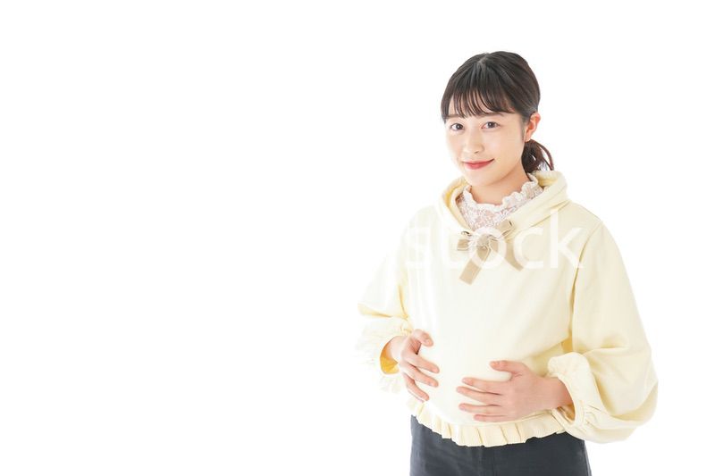私服姿の若い妊婦の女性