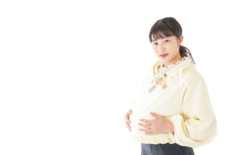 私服姿の若い妊婦の女性