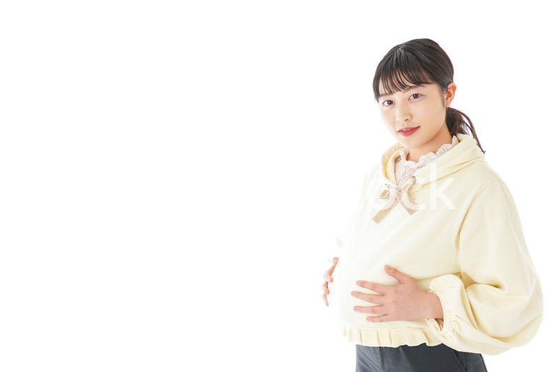 私服姿の若い妊婦の女性