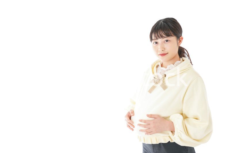 私服姿の若い妊婦の女性