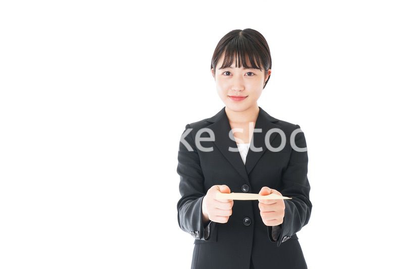 書類を提出するスーツを着たビジネスウーマン