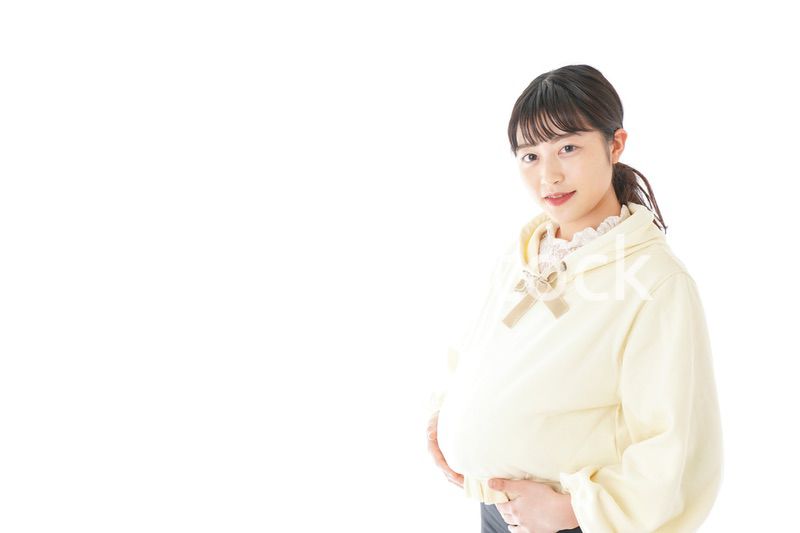 私服姿の若い妊婦の女性