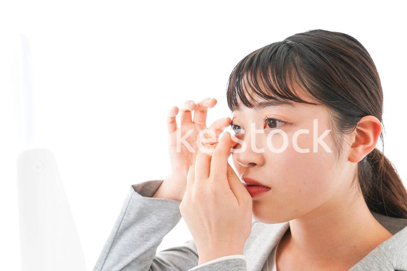 コンタクトレンズを入れるビジネスウーマン