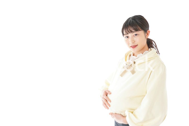 私服姿の若い妊婦の女性
