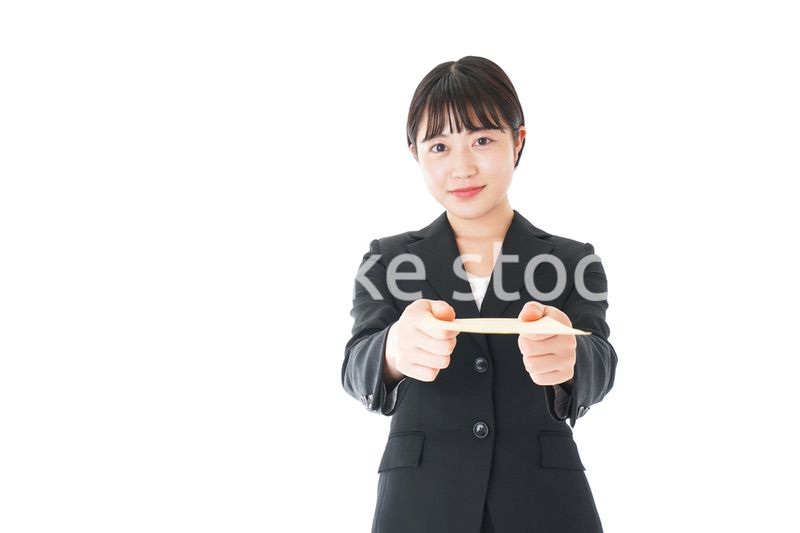 書類を提出するスーツを着たビジネスウーマン