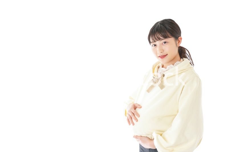 私服姿の若い妊婦の女性