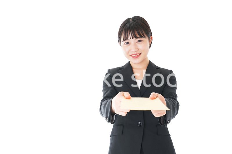 書類を提出するスーツを着たビジネスウーマン