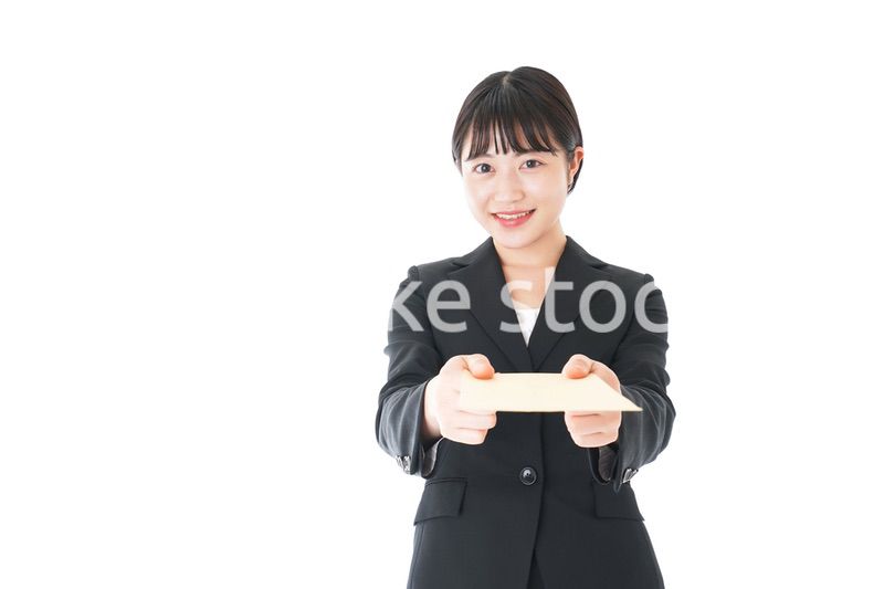 書類を提出するスーツを着たビジネスウーマン