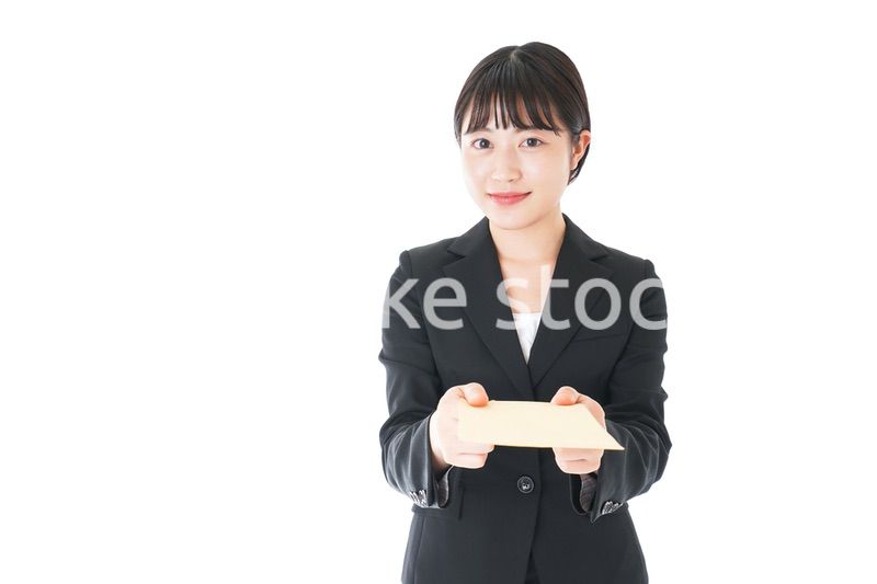 書類を提出するスーツを着たビジネスウーマン