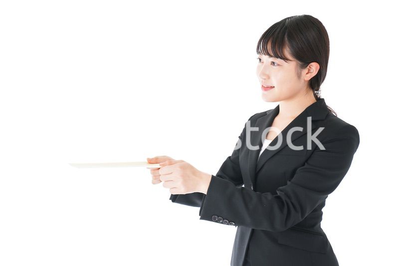 書類を提出するスーツを着たビジネスウーマン