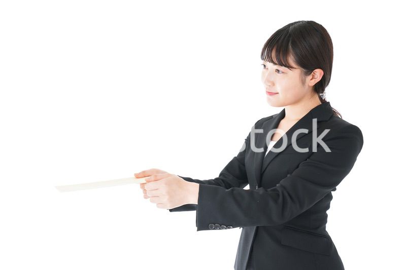 書類を提出するスーツを着たビジネスウーマン