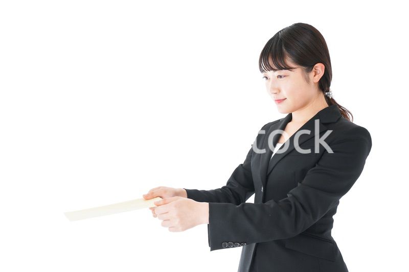 書類を提出するスーツを着たビジネスウーマン