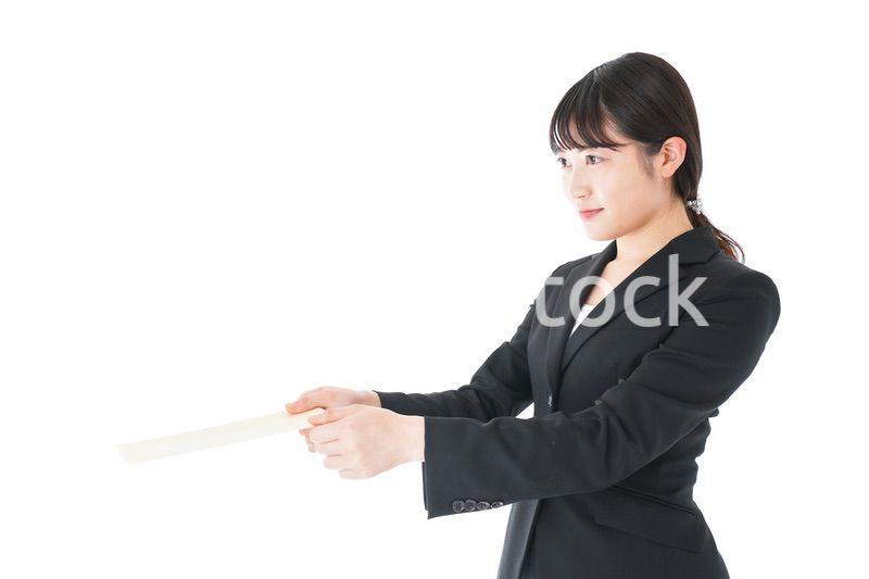 書類を提出するスーツを着たビジネスウーマン